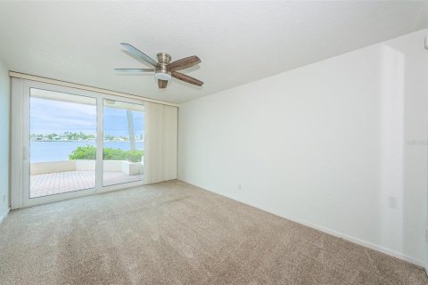 Condo in Saint Petersburg, Florida, 2 bedrooms  № 1917839 - photo 14