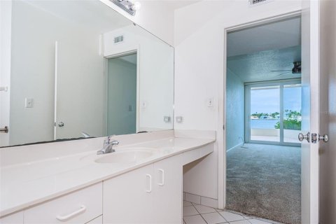 Condo in Saint Petersburg, Florida, 2 bedrooms  № 1917839 - photo 15