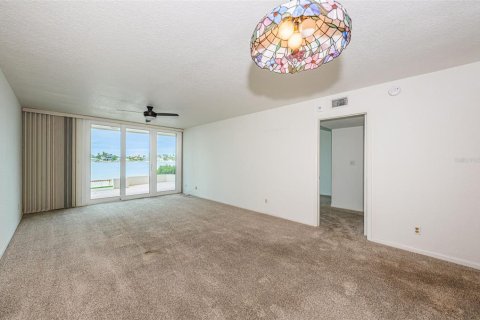 Condo in Saint Petersburg, Florida, 2 bedrooms  № 1917839 - photo 13