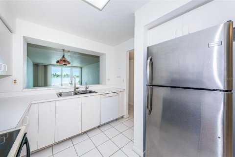 Condo in Saint Petersburg, Florida, 2 bedrooms  № 1917839 - photo 9