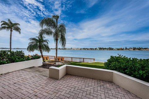 Condo in Saint Petersburg, Florida, 2 bedrooms  № 1917839 - photo 1