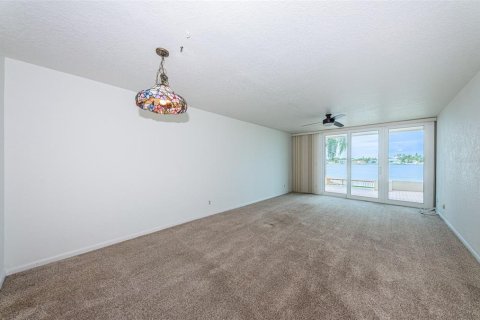 Condo in Saint Petersburg, Florida, 2 bedrooms  № 1917839 - photo 11