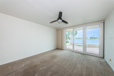 Condo in Saint Petersburg, Florida, 2 bedrooms  № 1917839 - photo 12