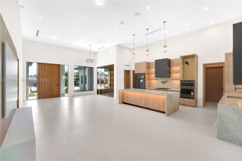 Villa ou maison à vendre à Miami, Floride: 5 chambres, 295.15 m2 № 2176615 - photo 12