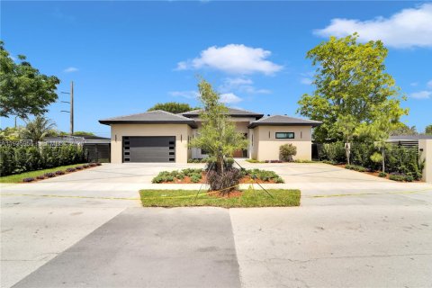 Villa ou maison à vendre à Miami, Floride: 5 chambres, 295.15 m2 № 2176615 - photo 2