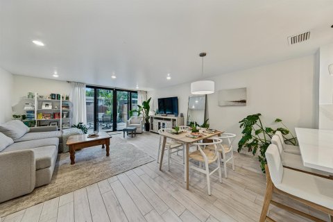 Condo in Fort Lauderdale, Florida, 2 bedrooms  № 2311100 - photo 6