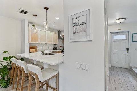 Condo in Fort Lauderdale, Florida, 2 bedrooms  № 2311100 - photo 9