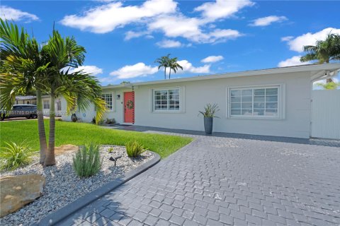 House in Miami, Florida 4 bedrooms, 140.47 sq.m. № 1871272 - photo 2