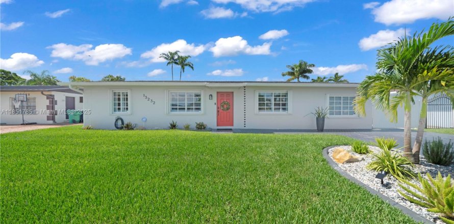 House in Miami, Florida 4 bedrooms, 140.47 sq.m. № 1871272