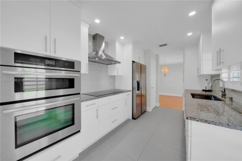 House in Miami, Florida 4 bedrooms, 140.47 sq.m. № 1871272 - photo 9
