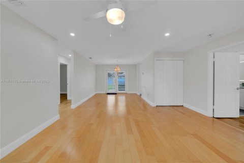 House in Miami, Florida 4 bedrooms, 140.47 sq.m. № 1871272 - photo 20
