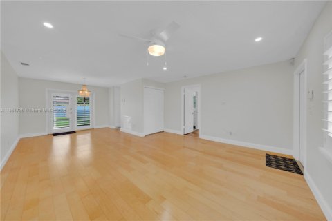 House in Miami, Florida 4 bedrooms, 140.47 sq.m. № 1871272 - photo 19