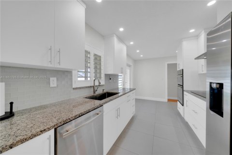 House in Miami, Florida 4 bedrooms, 140.47 sq.m. № 1871272 - photo 13