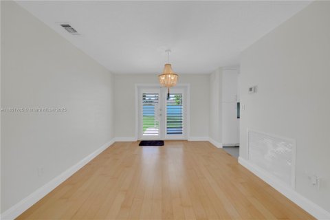 House in Miami, Florida 4 bedrooms, 140.47 sq.m. № 1871272 - photo 23