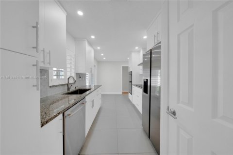 House in Miami, Florida 4 bedrooms, 140.47 sq.m. № 1871272 - photo 12