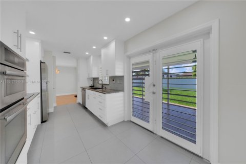House in Miami, Florida 4 bedrooms, 140.47 sq.m. № 1871272 - photo 15