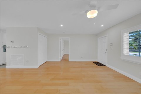 House in Miami, Florida 4 bedrooms, 140.47 sq.m. № 1871272 - photo 21