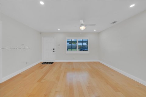 House in Miami, Florida 4 bedrooms, 140.47 sq.m. № 1871272 - photo 22
