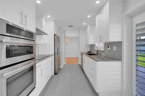 House in Miami, Florida 4 bedrooms, 140.47 sq.m. № 1871272 - photo 10