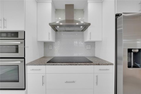 House in Miami, Florida 4 bedrooms, 140.47 sq.m. № 1871272 - photo 11