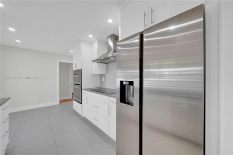 House in Miami, Florida 4 bedrooms, 140.47 sq.m. № 1871272 - photo 14