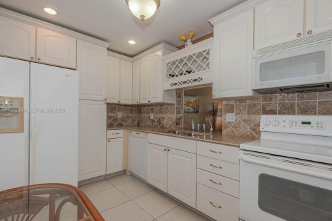 Купить кондоминиум в Лодердейл-Лейкс, Флорида 2 спальни, 101.08м2, № 2045633 - фото 3