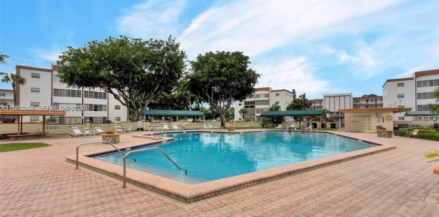 Кондоминиум с 2 спальнями в Лодердейл-Лейкс, Флорида № 2045633