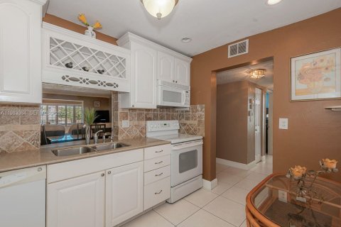 Купить кондоминиум в Лодердейл-Лейкс, Флорида 2 спальни, 101.08м2, № 2045633 - фото 4