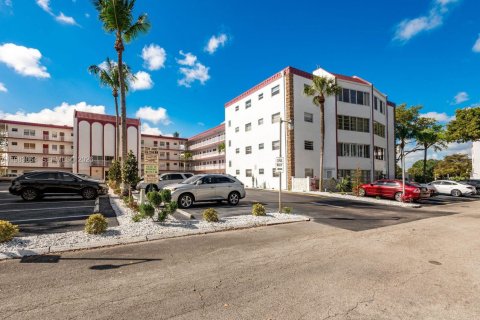 Купить кондоминиум в Лодердейл-Лейкс, Флорида 2 спальни, 101.08м2, № 2045633 - фото 27