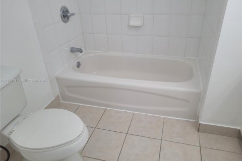 Condominio en alquiler en Tamarac, Florida, 2 dormitorios, 91.14 m2 № 2007173 - foto 11