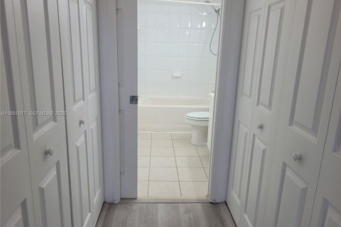 Condominio en alquiler en Tamarac, Florida, 2 dormitorios, 91.14 m2 № 2007173 - foto 9