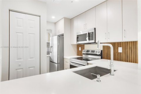 Condo in Miami, Florida, 2 bedrooms  № 1763811 - photo 5
