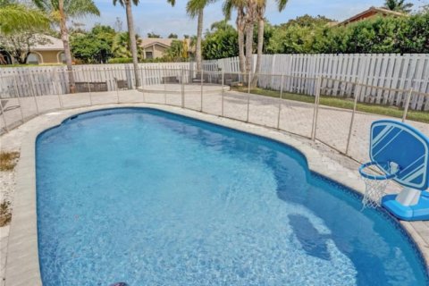 Снять в аренду виллу или дом в Холливуд, Флорида 5 спален, 278.8м2, № 1098671 - фото 1