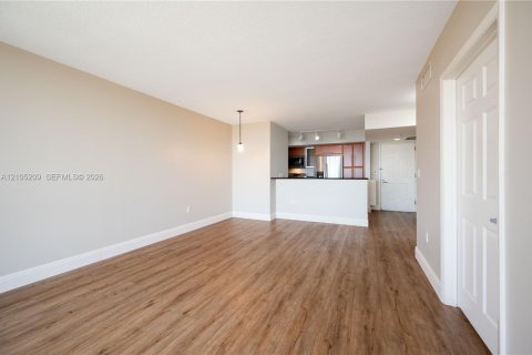Condo in Miami, Florida, 1 bedroom  № 2415932 - photo 7