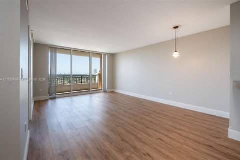 Condo in Miami, Florida, 1 bedroom  № 2415932 - photo 3