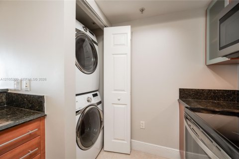 Condo in Miami, Florida, 1 bedroom  № 2415932 - photo 9