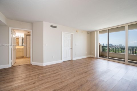 Condo in Miami, Florida, 1 bedroom  № 2415932 - photo 12