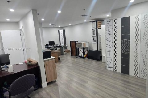 Купить коммерческую недвижимость в Майами, Флорида № 1959375 - фото 4