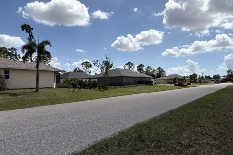 Terreno en Rotonda, Florida № 2211792