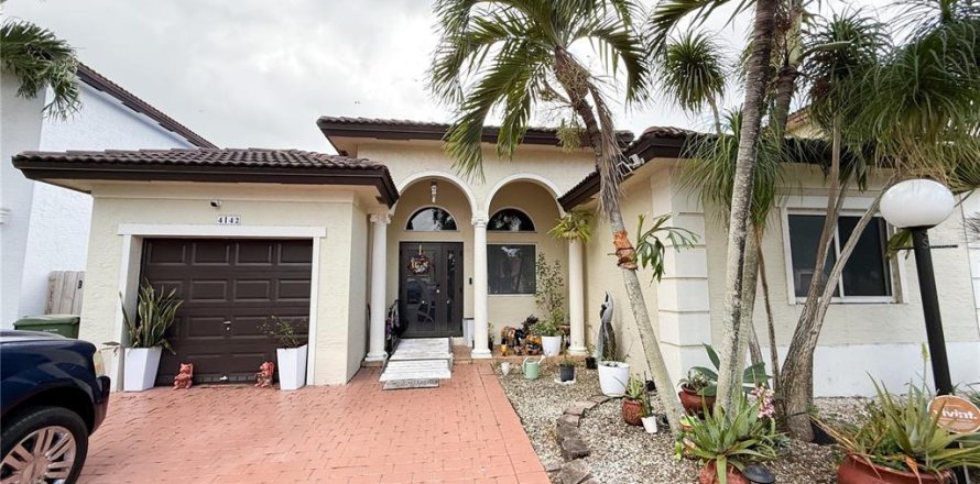 House in Homestead, Florida 4 bedrooms, 166.2 sq.m. № 1721741