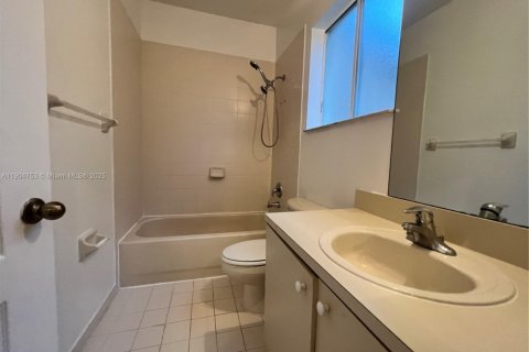 Townhouse in Cutler Bay, Florida 3 bedrooms, 120.31 sq.m. № 2052978 - photo 16