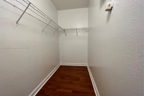 Townhouse in Cutler Bay, Florida 3 bedrooms, 120.31 sq.m. № 2052978 - photo 11