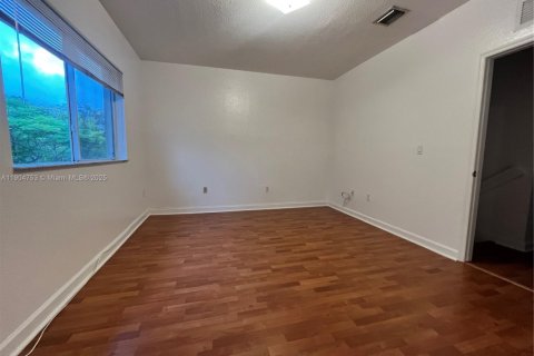 Townhouse in Cutler Bay, Florida 3 bedrooms, 120.31 sq.m. № 2052978 - photo 13