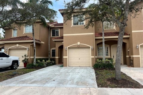 Townhouse in Cutler Bay, Florida 3 bedrooms, 120.31 sq.m. № 2052978