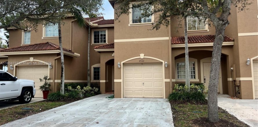 Townhouse in Cutler Bay, Florida 3 bedrooms, 120.31 sq.m. № 2052978