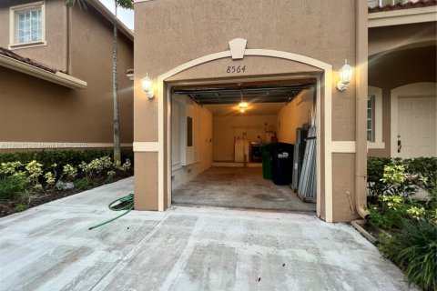 Townhouse in Cutler Bay, Florida 3 bedrooms, 120.31 sq.m. № 2052978 - photo 4