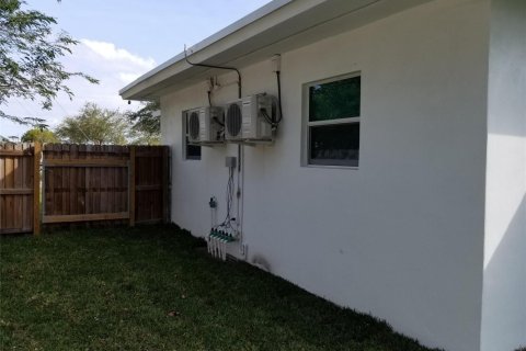 House in Davie, Florida 2 bedrooms, 67.08 sq.m. № 2377385 - photo 4