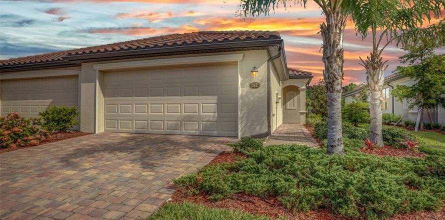 House in Venice, Florida 2 bedrooms, 145.67 sq.m. № 1855638