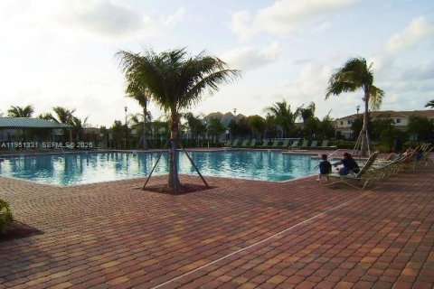 Снять в аренду таунхаус в Хомстед, Флорида 4 спальни, 171.87м2, № 2005992 - фото 2