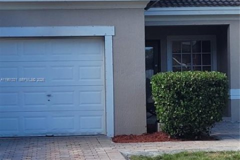 Снять в аренду таунхаус в Хомстед, Флорида 4 спальни, 171.87м2, № 2005992 - фото 4